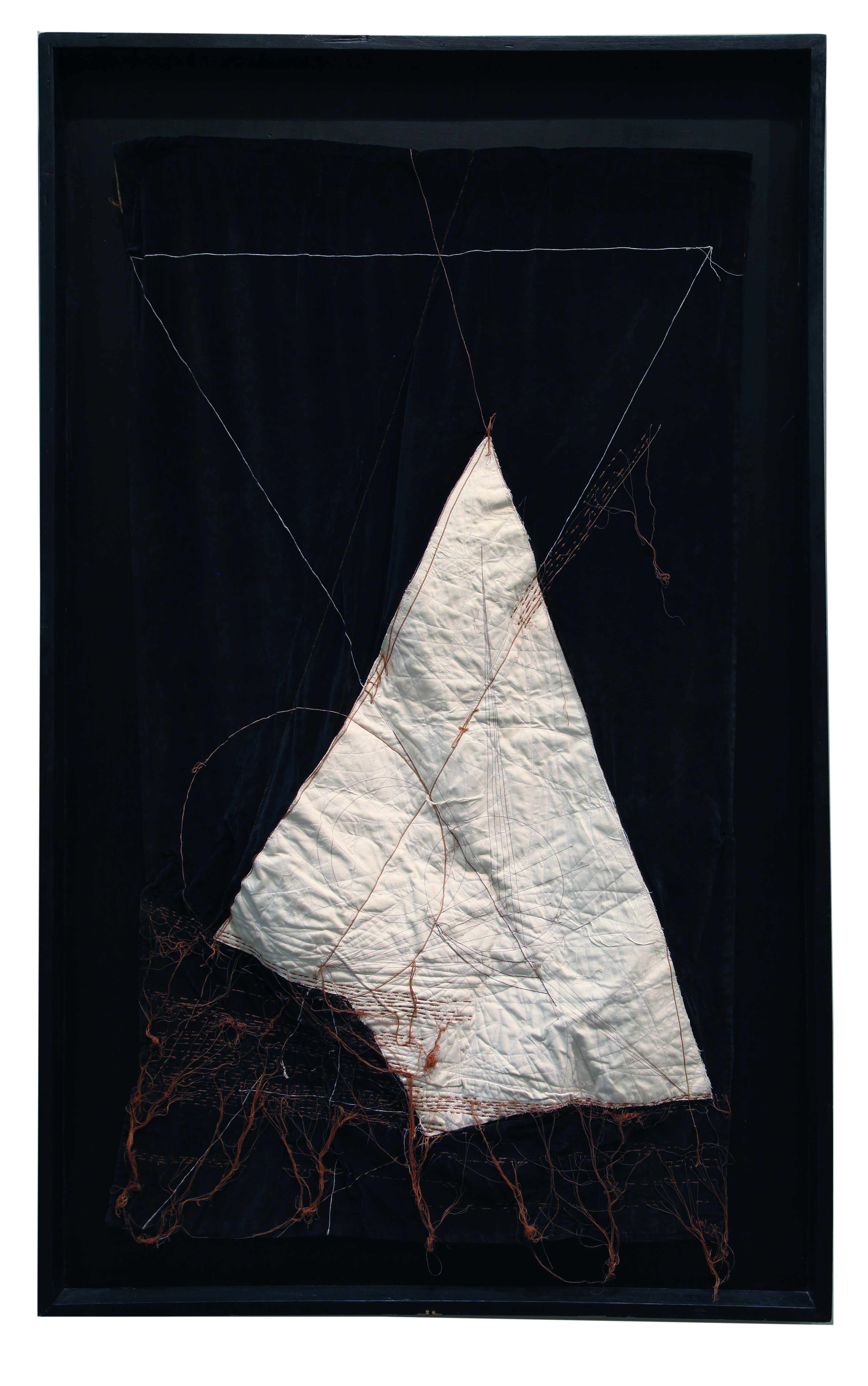 Maria Lai, Vela, 1977, filo e ricamo su velluto, cm 142x82.