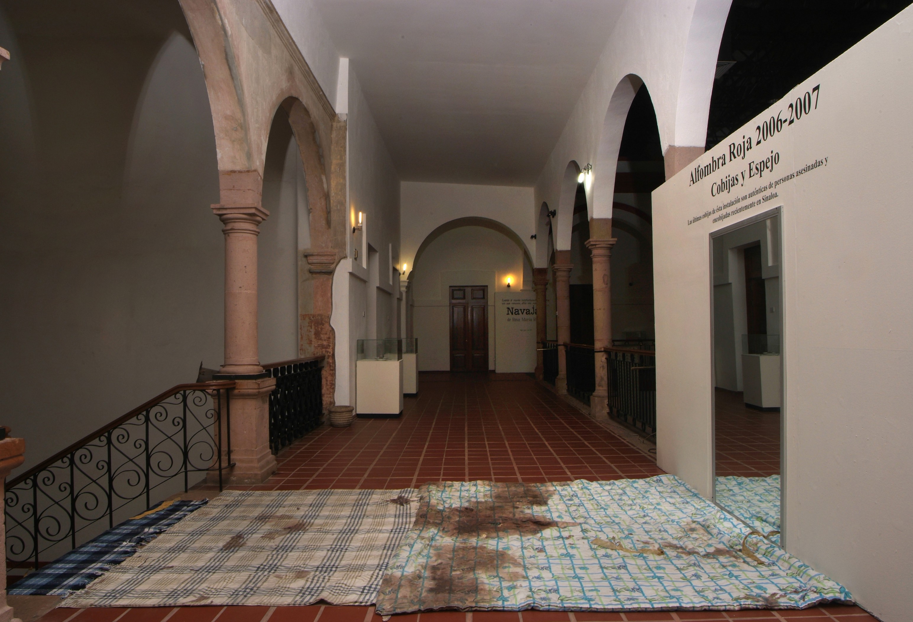 Alfombra Roja, du projet Navajas, par Rosa María Robles. Musée d'Art de Sinaloa, Culiacán, 2007 Alfombra Roja, du projet Navajas, par Rosa María Robles. Musée d'Art de Sinaloa, Culiacán, 2007