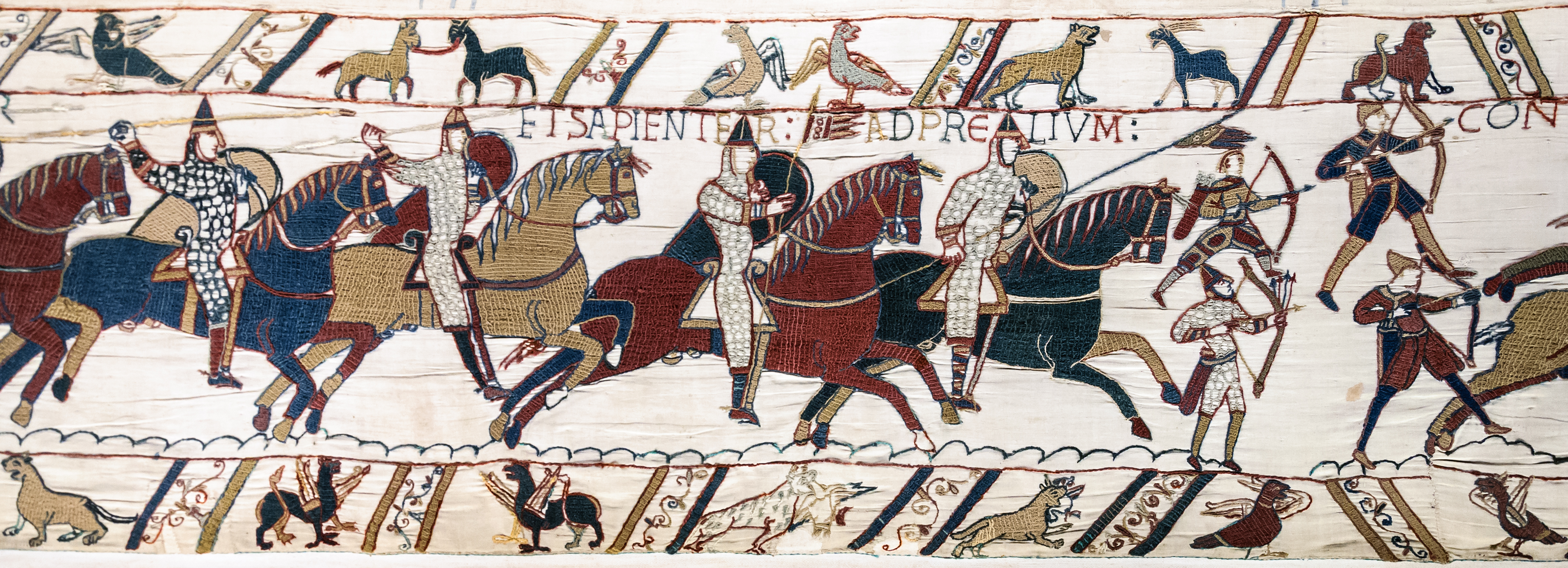 Détail de la tapisserie de Bayeux représentant les chevaliers normands et des archers lors de la bataille d'Hastings Détail de la tapisserie de Bayeux représentant les chevaliers normands et des archers lors de la bataille d'Hastings