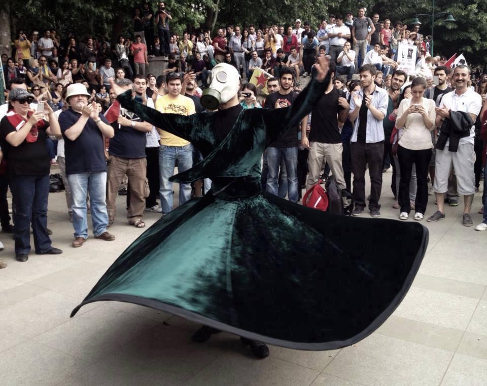 Le derviche tourneur portant un masque à gaz pendant les manifestations dans le Parc Gezi, le 2 juin 2013. Le derviche tourneur portant un masque à gaz pendant les manifestations dans le Parc Gezi, le 2 juin 2013.