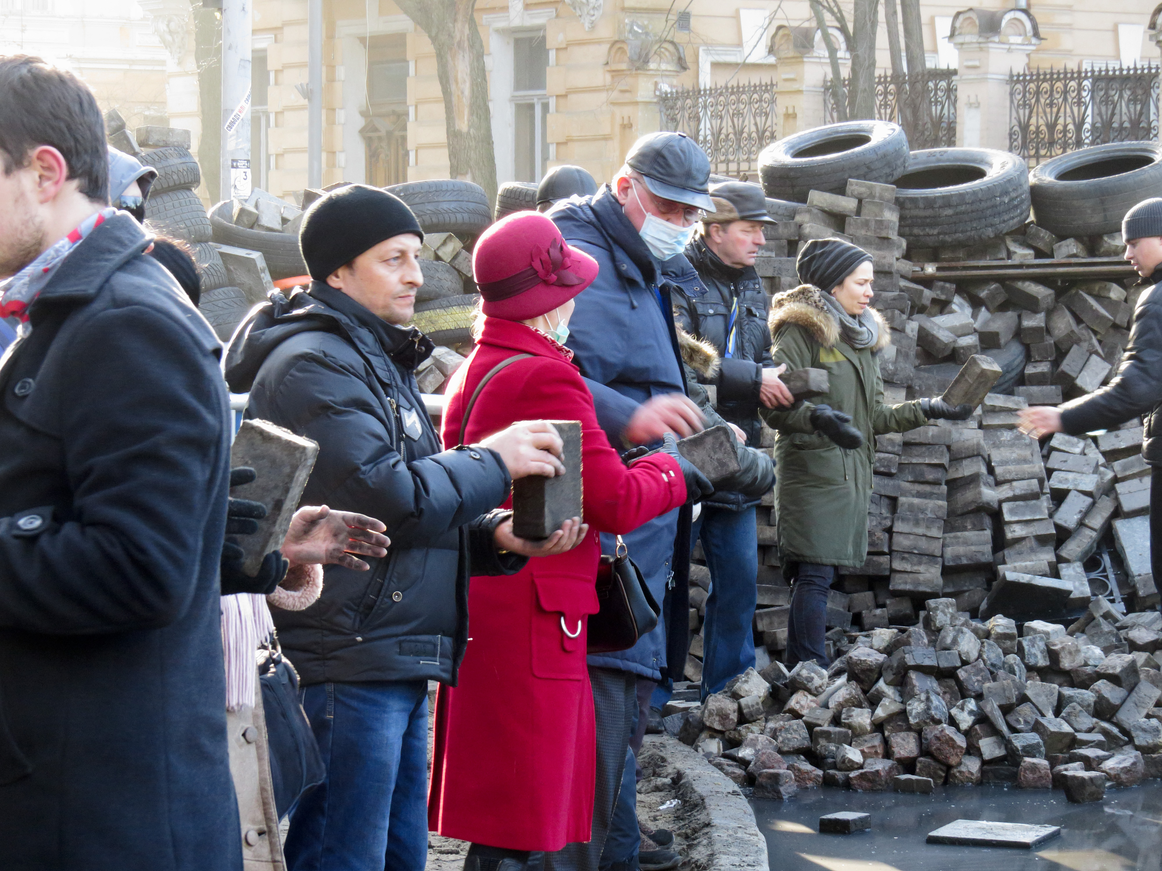 Maidan à Kiev au croisement des rues Institutska et Bankova. Des citoyen-ne-s construisent une barricade le 18 février 2014. Maidan à Kiev au croisement des rues Institutska et Bankova. Des citoyen-ne-s construisent une barricade le 18 février 2014