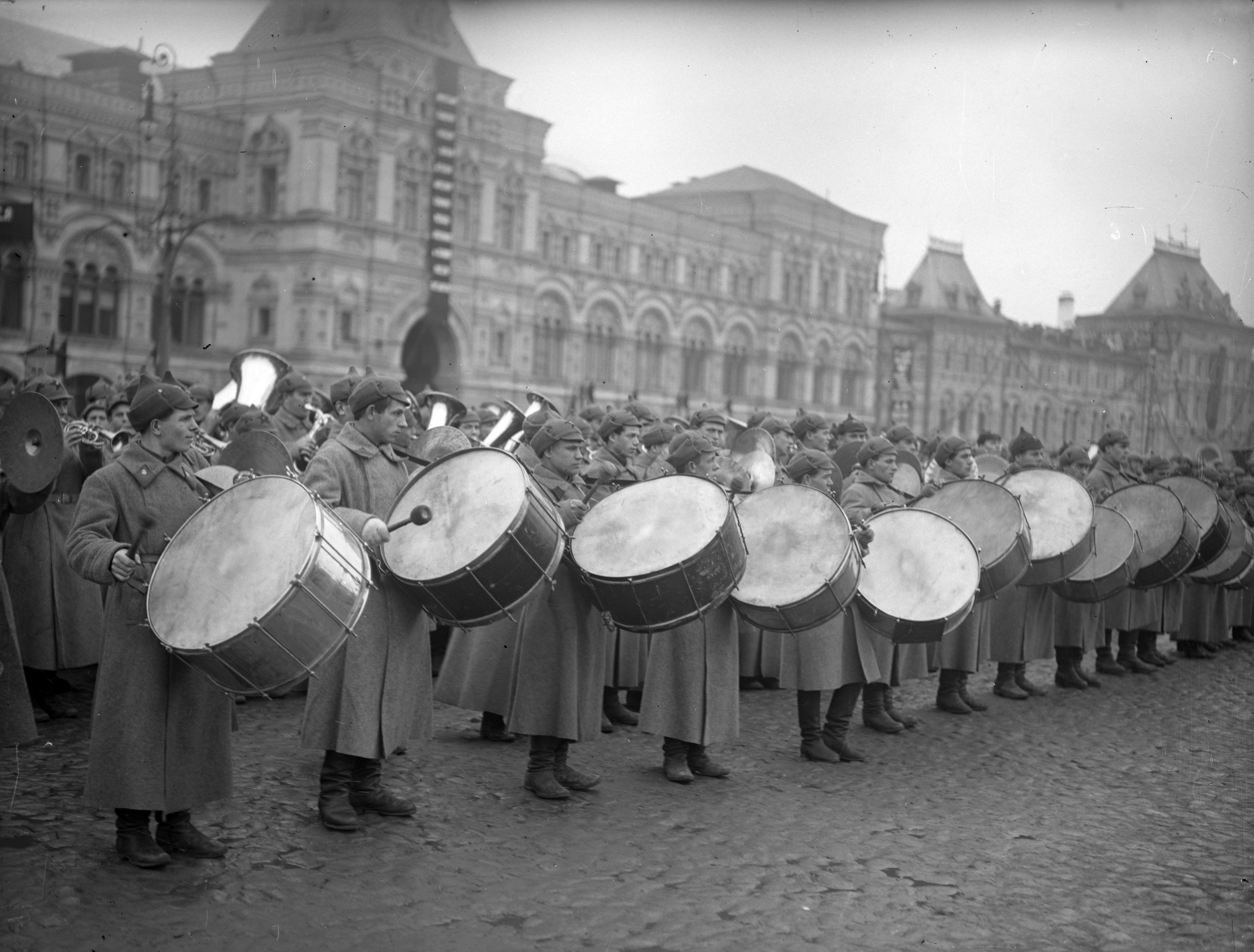 Moscou, 7 novembre 1927 (RGAKFD : 2-5551) Moscou, 7 novembre 1927 (RGAKFD : 2-5551)