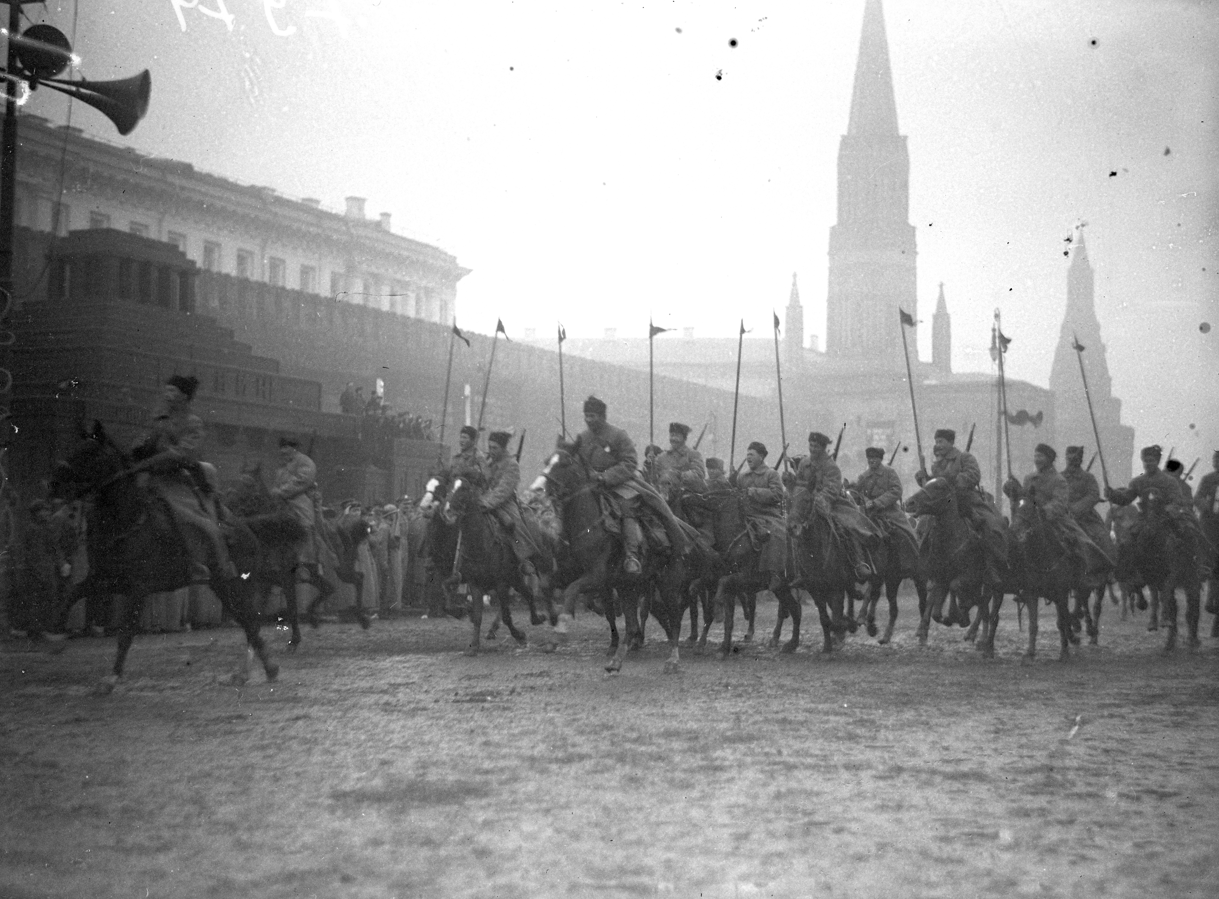 Moscou, 7 novembre 1927 (RGAKFD : 2-56722). Moscou, 7 novembre 1927 (RGAKFD : 2-56722).