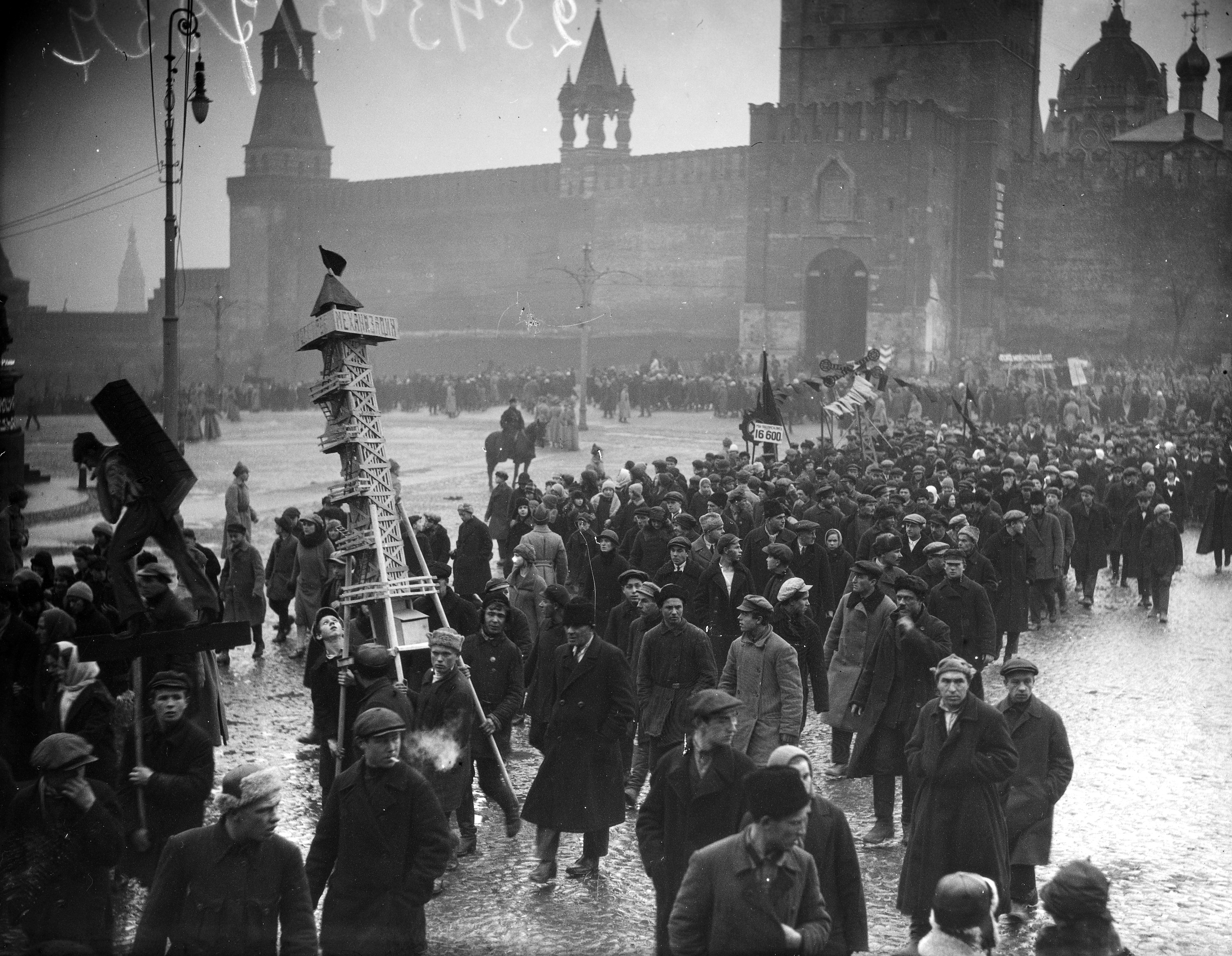 Moscou, 7 novembre 1927 (RGAKFD : 2-54343) Moscou, 7 novembre 1927 (RGAKFD : 2-54343)