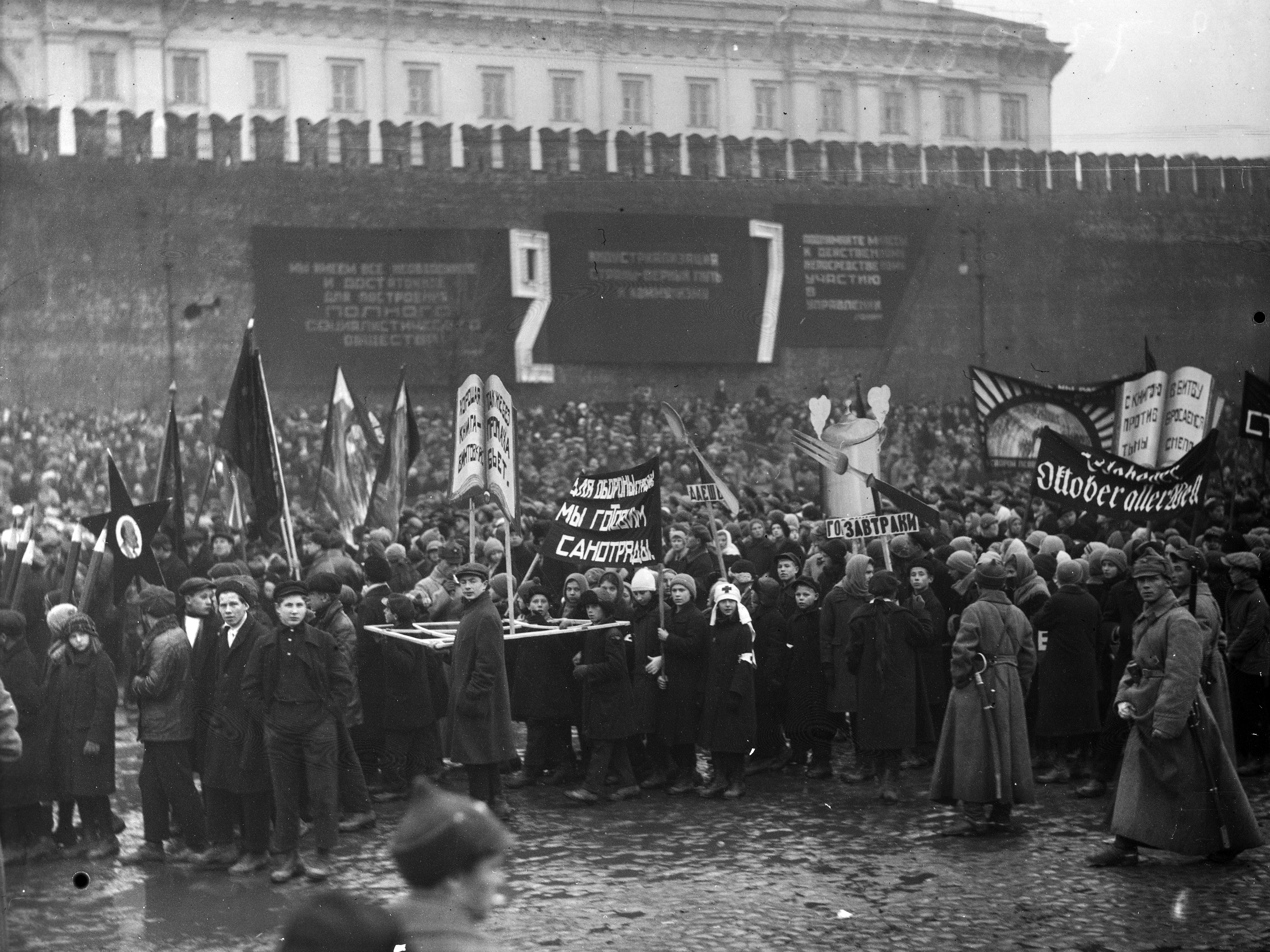 Moscou, 7 novembre 1927 (RGAKFD : 2-72907) Moscou, 7 novembre 1927 (RGAKFD : 2-72907)
