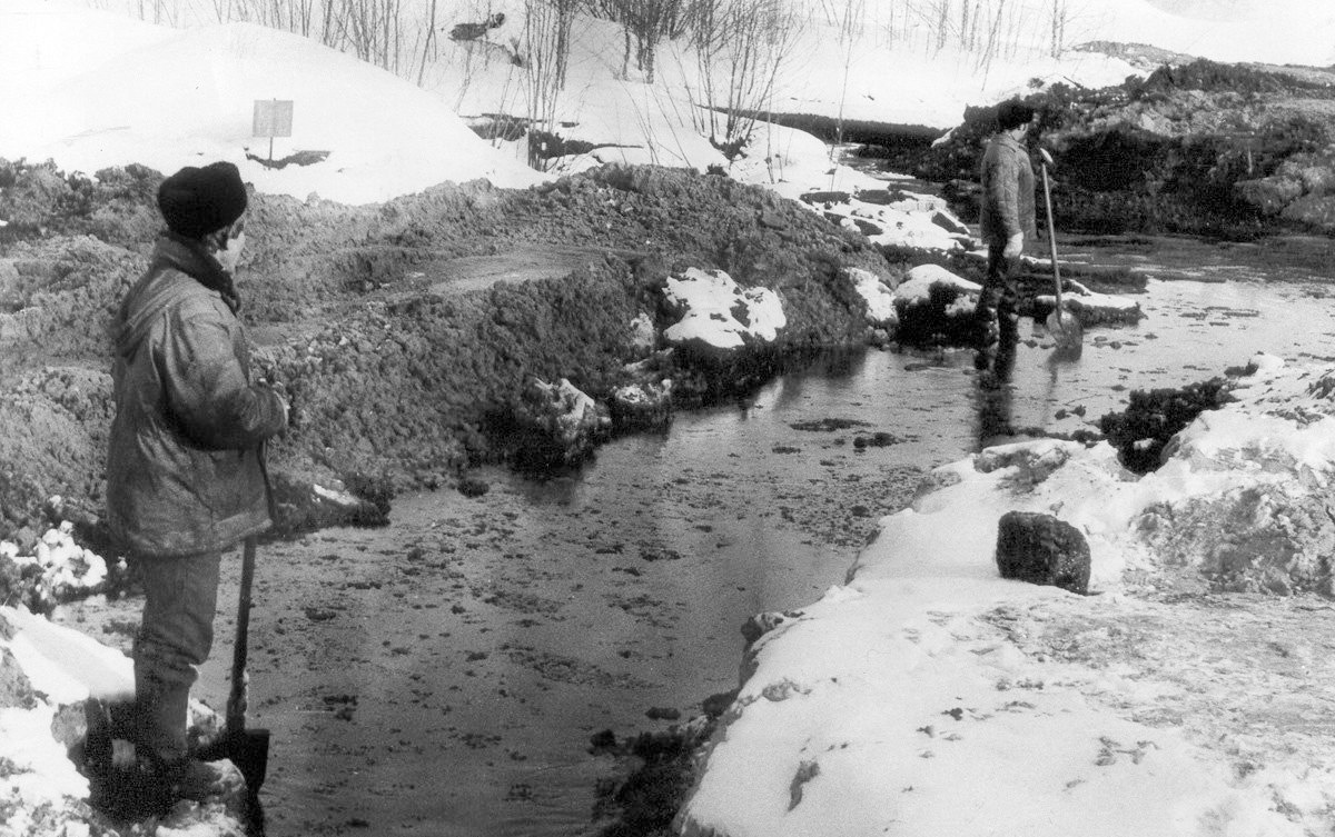 Une rivière polluée par la marée noire d’Oussinsk en 1994 Une rivière polluée par la marée noire d’Oussinsk en 1994