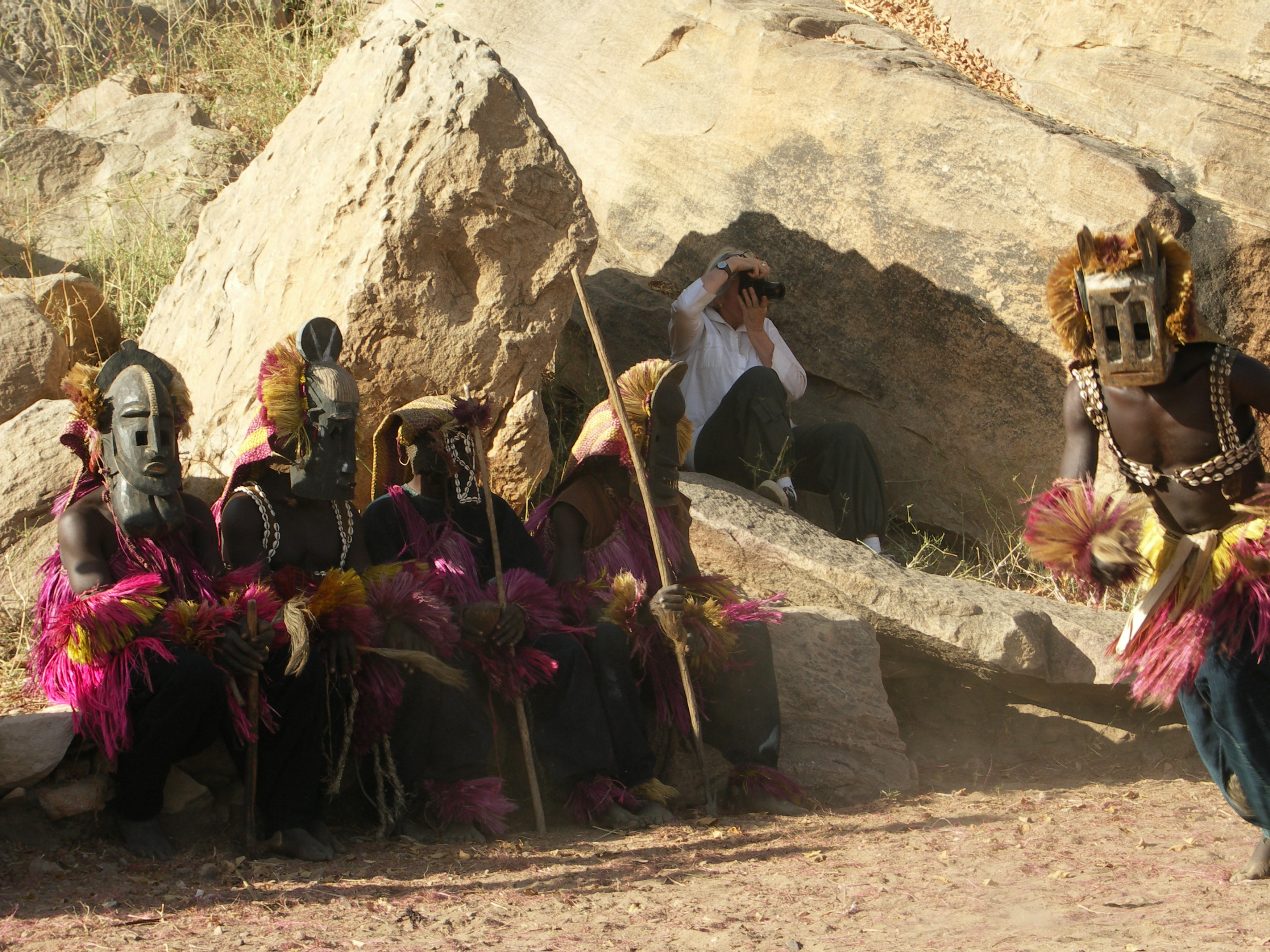 Touriste photographiant des masques lors d’un festival touristique en pays dogon (© Anne Doquet) Touriste photographiant des masques lors d’un festival touristique en pays dogon (© Anne Doquet)