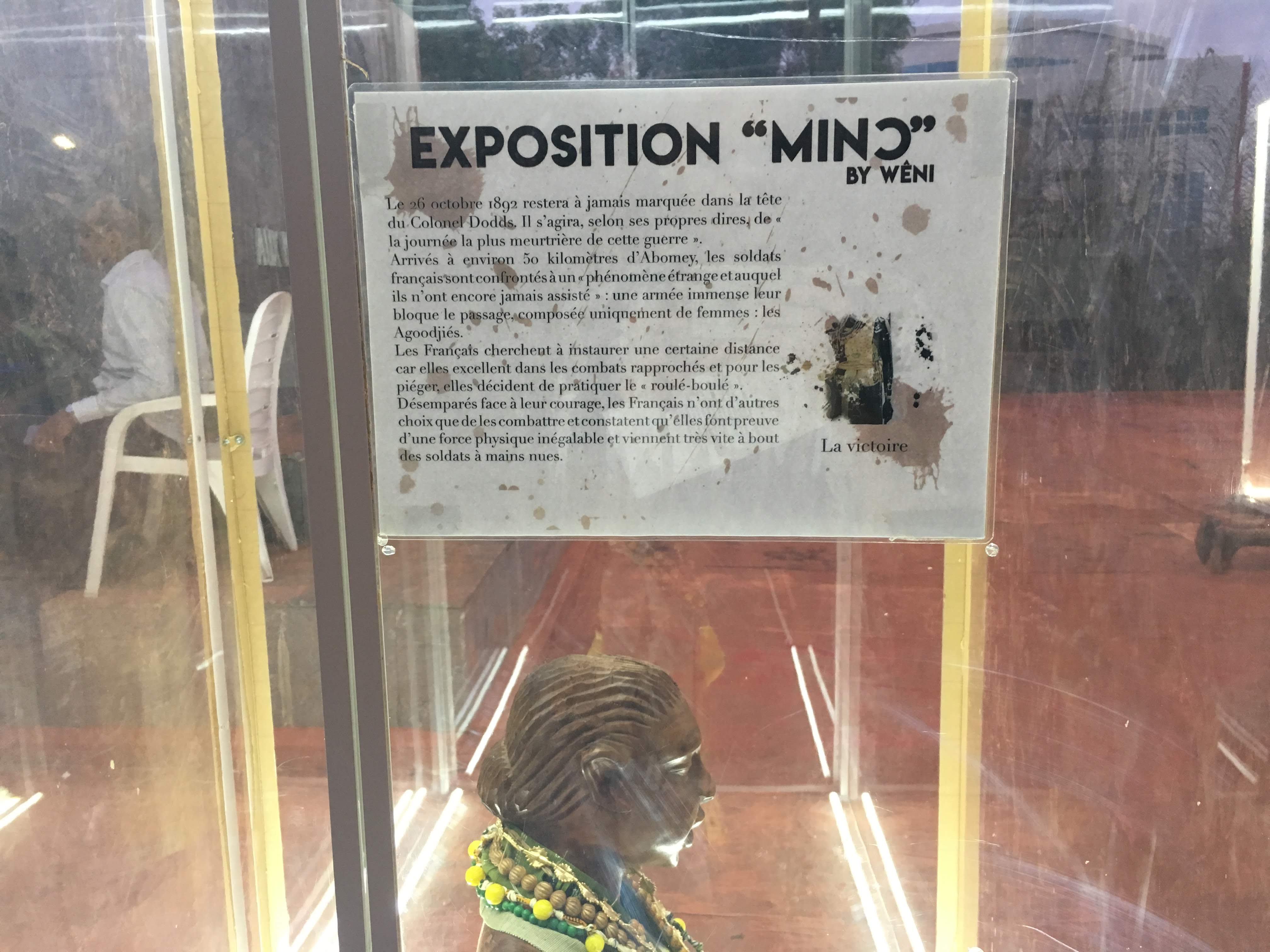 Cartel d’ouverture de l’exposition « Minɔ : Amazones du Dahomey », Cotonou, 1er août 2018, Mihena Maamouri