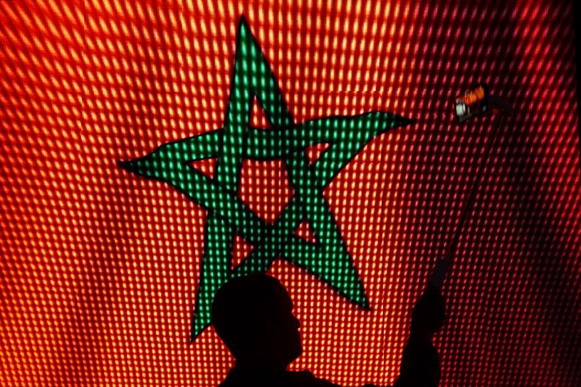 Le drapeau national marocain projeté sur l’écran géant, Festival des Cerises, Sefrou, 2019. © Michela Buonvino. Le drapeau national marocain projeté sur l’écran géant, Festival des Cerises, Sefrou, 2019. © Michela Buonvino.