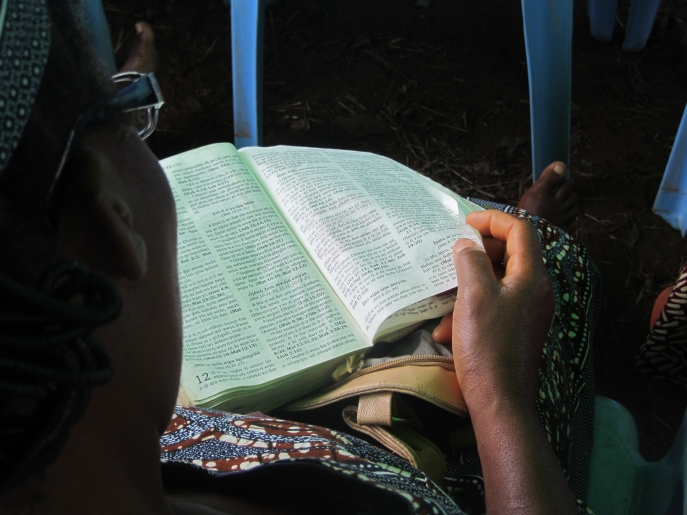 Femme lisant la Bible en langue locale, Bénin