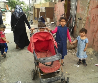 A Hey Gharbe, des enfants de la communauté nawar, tardivement naturalisée, trainent dans les ruelles tandis que passent deux femmes réfugiées syriennes avec leurs enfants, de retour de l’unique ONG de ce quartier-camp. Qui est l’étranger de qui ? Qui est l’hôte de qui dans les nouvelles configurations des relations d’aide ? A Hey Gharbe, des enfants de la communauté nawar, tardivement naturalisée, trainent dans les ruelles tandis que passent deux femmes réfugiées syriennes avec leurs enfants, de retour de l’unique ONG de ce quartier-camp. Qui est l’étranger de qui ? Qui est l’hôte de qui dans les nouvelles configurations des relations d’aide ?