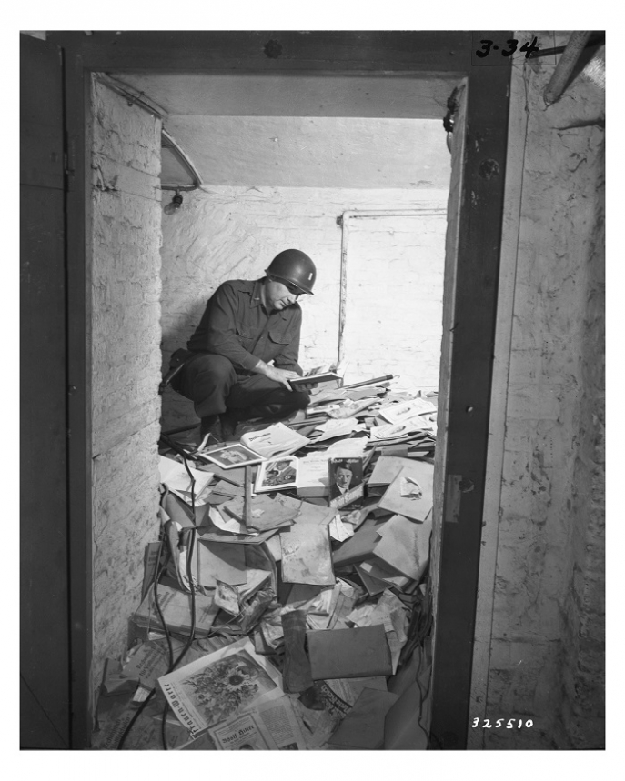 Un soldat américain lit Mein Kampf en 1945, dans Berlin en ruines.