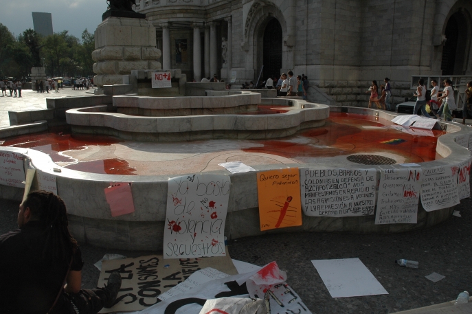 Fontaines du Palacio de Bellas Artes, teintes en rouge lors de la Marche Nationale pour la Paix avec Justice et Dignité, le 8 mai 2011, à Mexico