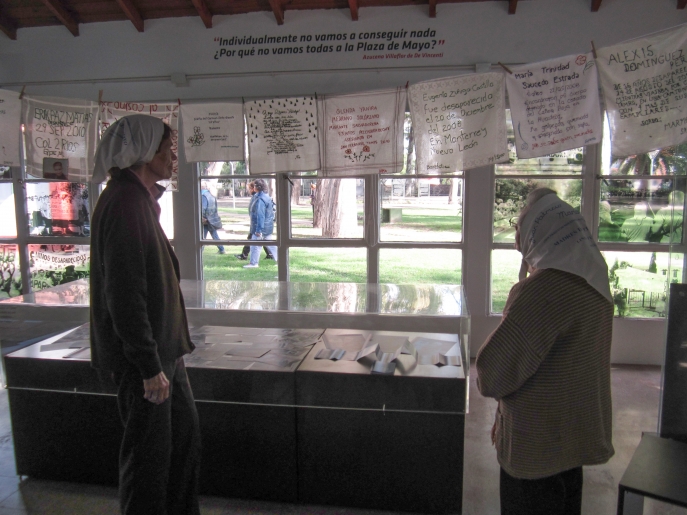 Foulards brodés par des membres et adhérent(e)s des Fuerzas Unidas por Nuestros Desaparecidos Foulards brodés par des membres et adhérent(e)s des Fuerzas Unidas por Nuestros Desaparecidos