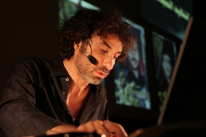 The Pixelated Revolution (2012) de Rabih Mroué The Pixelated Revolution (2012) de Rabih Mroué