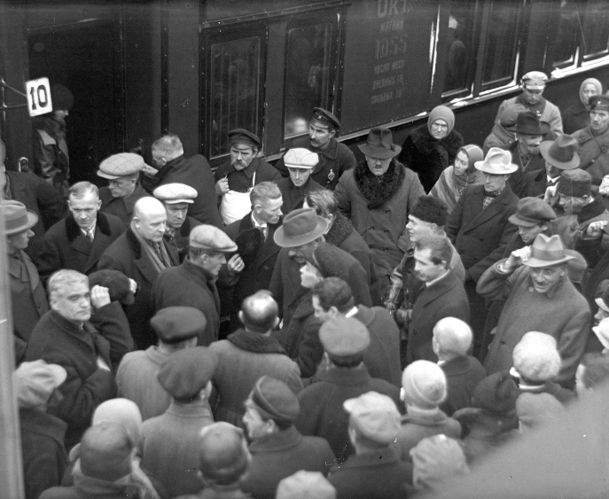 Arrivée de délégations norvégiennes et suédoises à la gare de Moscou (RGAKFD : 2-41097). Arrivée de délégations norvégiennes et suédoises à la gare de Moscou (RGAKFD : 2-41097).