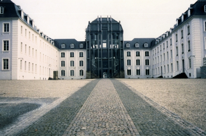 Jochen Gerz, 2146 Pierres – Monument contre le Racisme / Le Monument invisible, Sarrebruck (1993) Jochen Gerz, 2146 Pierres – Monument contre le Racisme / Le Monument invisible, Sarrebruck (1993)