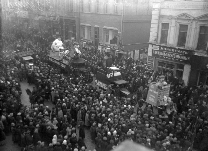 Moscou, 7 novembre 1927 (RGAKFD : 2-84499) Moscou, 7 novembre 1927 (RGAKFD : 2-84499)