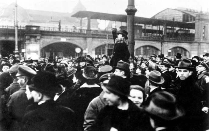 Manifestation du 17 janvier 1919 à Berlin pour engager les femmes à se saisir de leur droit de vote nouvellement acquis aux prochaines élections nationales 