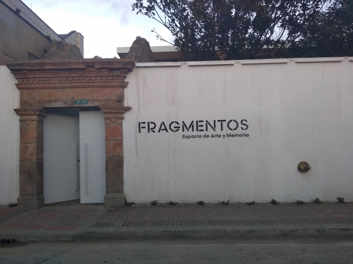 Fachada de “Fragmentos”, (Fotografía: Sebastián Vargas, 2019) Fachada de “Fragmentos”, (Fotografía: Sebastián Vargas, 2019)