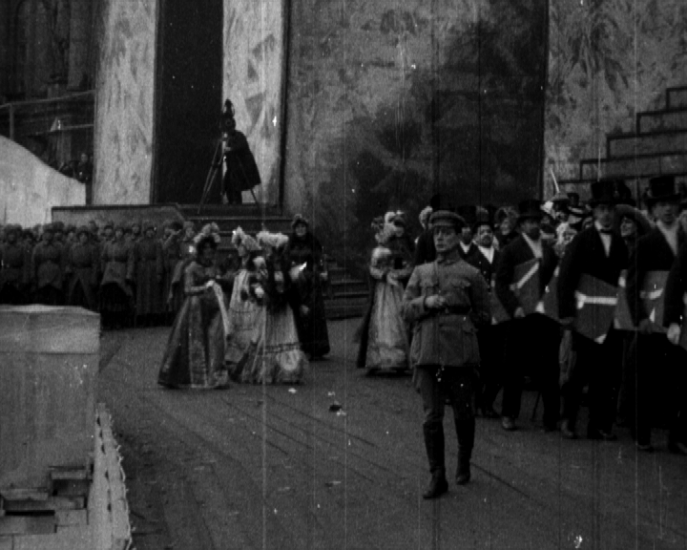 Représentation satirique de Kerenski, souvent caricaturé en Napoléon, soutenu par la bourgeoisie cherchant à confisquer la Révolution, dans une scène du spectacle d’Evreinov, La Prise du Palais d’hiver, Petrograd, 7 novembre 1920. Photogramme extrait de la captation du spectacle par N. Grigor Représentation satirique de Kerenski, souvent caricaturé en Napoléon, soutenu par la bourgeoisie cherchant à confisquer la Révolution, dans une scène du spectacle d’Evreinov, La Prise du Palais d’hiver, Petrograd, 7 novembre 1920. Photogramme extrait de la captation du spectacle par N. Grigor
