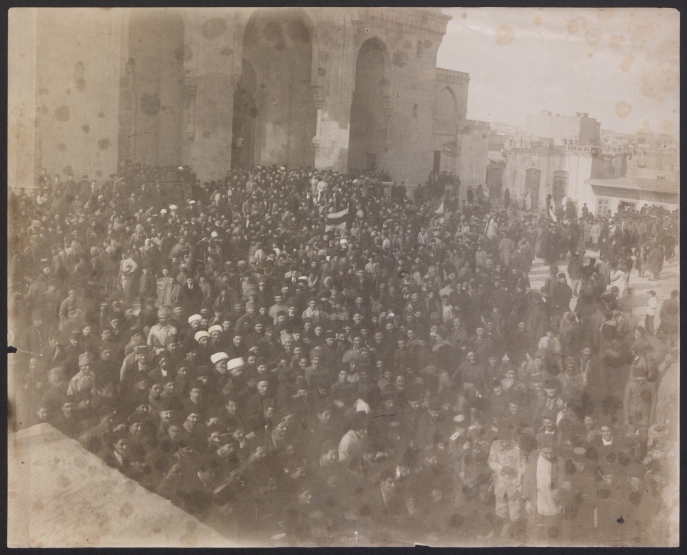 Fête de la reconnaissance de l’indépendance devant la mosquée Tezepir, une des principales mosquées de Bakou, 14 janvier 1920 Fête de la reconnaissance de l’indépendance devant la mosquée Tezepir, une des principales mosquées de Bakou, 14 janvier 1920