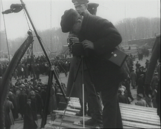 Filmer un meeting le 1er mai 1917 à Petrograd. Photogramme extrait de l’archive filmique Célébration du 1er mai à Petrograd, 1917 Filmer un meeting le 1er mai 1917 à Petrograd. Photogramme extrait de l’archive filmique Célébration du 1er mai à Petrograd, 1917