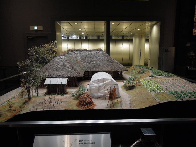 Maquette d’un magariya Maquette d’un magariya, représentative de l’architecture de la partie nord du Honshû, dans l’espace sur la culture japonaise, Minpaku (Cliché de l’auteur, juin 2011).