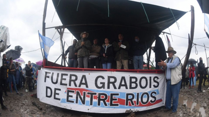 Banderazo Federal contra el Proyecto Artigas organizado por “Chacareros autoconvocados” en la entrada del predio en disputa Banderazo Federal contra el Proyecto Artigas organizado por “Chacareros autoconvocados” en la entrada del predio en disputa