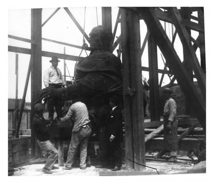 Armado de las piezas del monumento a Artigas en la Plaza Independencia, 1923 Armado de las piezas del monumento a Artigas en la Plaza Independencia, 1923