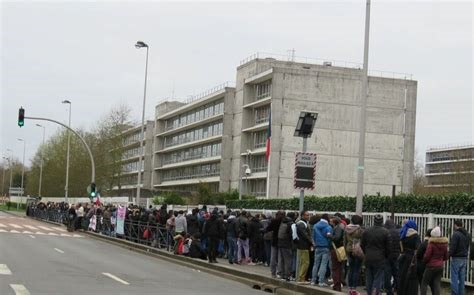 Une longue file d’attente devant la préfecture d’Évry