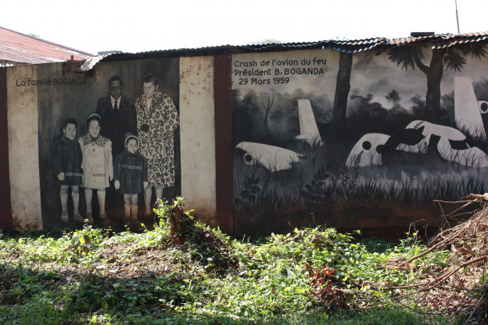 Fresques sur les murs d’enceinte du musée Boganda réalisées par le peintre José Martial Ventaire (Onze carats). Bangui, juin 2022. © Andrea Ceriana Mayneri