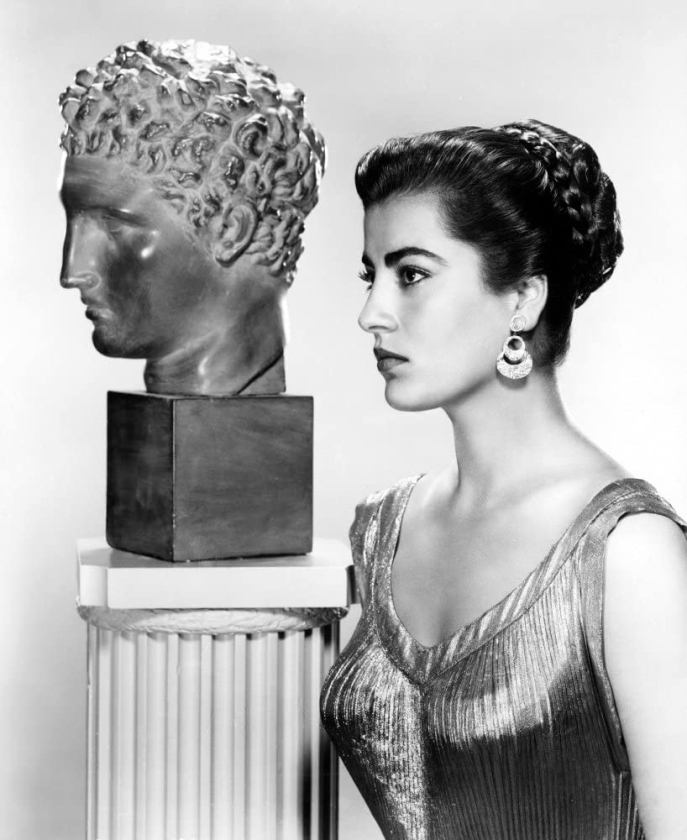 La comédienne Irène Papas posant devant une statue grecque antique. Amazon, DR. La comédienne Irène Papas posant devant une statue grecque antique. Amazon, DR.