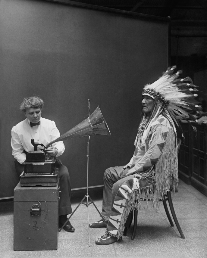 L’ethnologue Frances Densmore, du Smithsonian Institution, et Moutain Chief L’ethnologue Frances Densmore, du Smithsonian Institution, et Moutain Chief