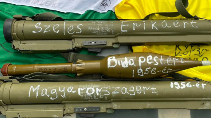 Inscriptions sur les missiles : « Pour Erika Szeles » (martyre de la révolution de 1956, fusillée par les soviétiques à l’âge de 15 ans) ; « pour Budapest et pour 1956 » ; « pour la Hongrie et pour 1956 ». © Viktor Scsadej Inscriptions sur les missiles : « Pour Erika Szeles » (martyre de la révolution de 1956, fusillée par les soviétiques à l’âge de 15 ans) ; « pour Budapest et pour 1956 » ; « pour la Hongrie et pour 1956 ». © Viktor Scsadej
