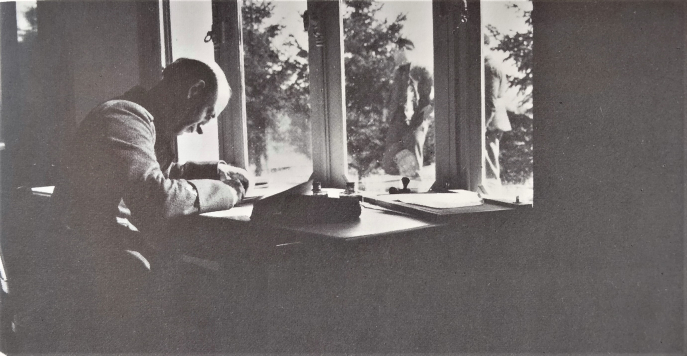 Aron à son bureau