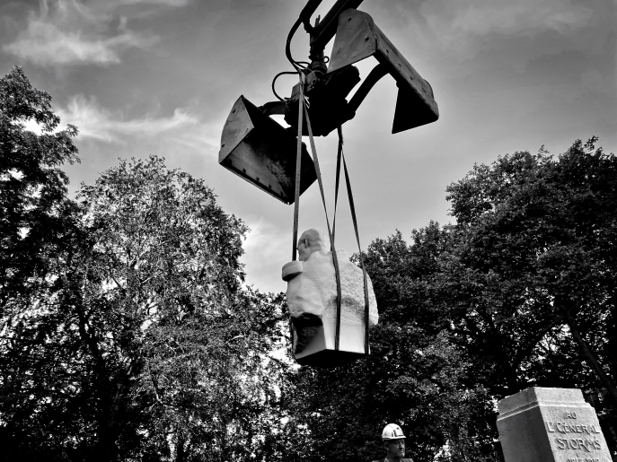 Enlèvement du buste du général Storms