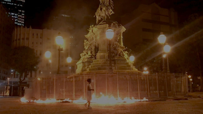 DIA DA DEVOLTA, Intervenção/Performance do artista plástico Diambe da Silva, no primeiro Monumento construído no Brasil, Estátua equestre de d. Pedro I (22.01.2020). Fonte: Revista a palavra solta DIA DA DEVOLTA, Intervenção/Performance do artista plástico Diambe da Silva, no primeiro Monumento construído no Brasil, Estátua equestre de d. Pedro I (22.01.2020). Fonte: Revista a palavra solta