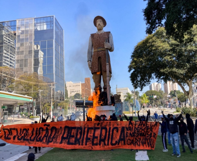 Incêndio na Estátua de Borba Gato (24.07.2021), São Paulo. Fonte: Folhapress Incêndio na Estátua de Borba Gato (24.07.2021), São Paulo. Fonte: Folhapress