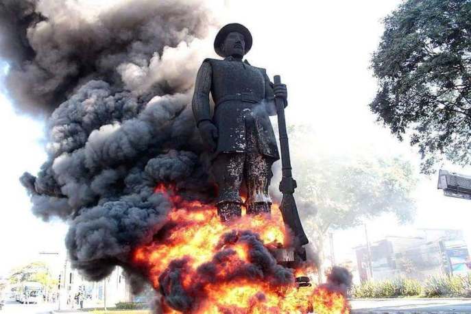 Incêndio na Estátua de Borba Gato (24.07.2021), São Paulo. Fonte: arte!brasileiros Incêndio na Estátua de Borba Gato (24.07.2021), São Paulo. Fonte: arte!brasileiros