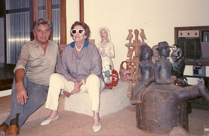 Jacques e Edith Van De Beuque, em sua casa, entre obras de arte popular. Anos 1980.