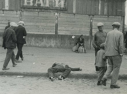 Scène de rue à Kharkiv en 1932. Photo prise par Alexander Wienerberger.  Ukrainian Canadian Research and Documentation Centre, Toronto, 2003. Wikisource