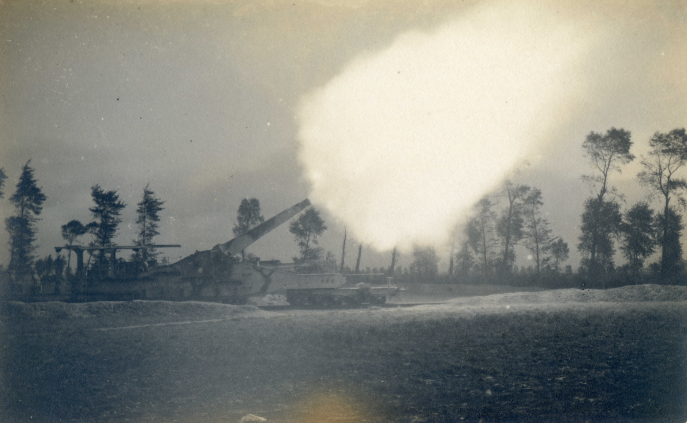 Pièce d’artillerie lourde sur voie ferrée française de 380 mm dans les Flandres en 1917 faisant feu de nuit. Collection particulière