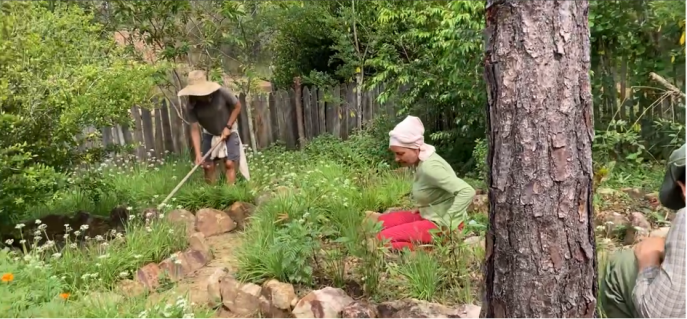 Travail au potager à l’écoute de mantras dans le même lieu, Pinar del Río, Juin 2022. Travail au potager à l’écoute de mantras dans le même lieu, Pinar del Río, Juin 2022.