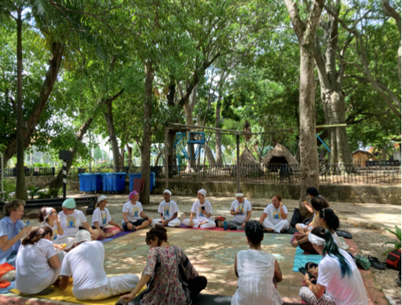 Session de kundalini yoga en plein air incluant plusieurs adeptes de la permaculture, Juin 2022, La Havane. Session de kundalini yoga en plein air incluant plusieurs adeptes de la permaculture, Juin 2022, La Havane.