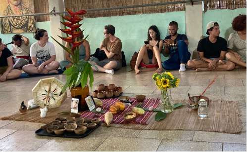 Autel réalisé pour la cérémonie de « remerciement au cacao » Autel réalisé pour la cérémonie de « remerciement au cacao »