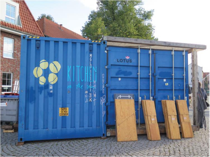 “The fat blue one”, a large, blue container arrived in Germany from China. © Raúl Matta and Edda Starck, 2022