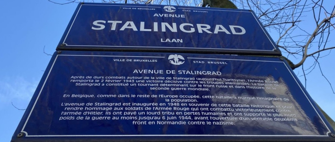 Plaque à Bruxelles-Ville de l’avenue Stalingrad, un panneau explicatif a été installé en dessous. © Chantal Kesteloot Plaque à Bruxelles-Ville de l’avenue Stalingrad, un panneau explicatif a été installé en dessous. © Chantal Kesteloot