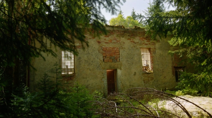 Image 11. Ruine d’un bâtiment administratif à proximité de l’ancien camp Nikolaj. Photogramme Gabriel Raichman. Habilis productions Image 11. Ruine d’un bâtiment administratif à proximité de l’ancien camp Nikolaj. Photogramme Gabriel Raichman. Habilis productions