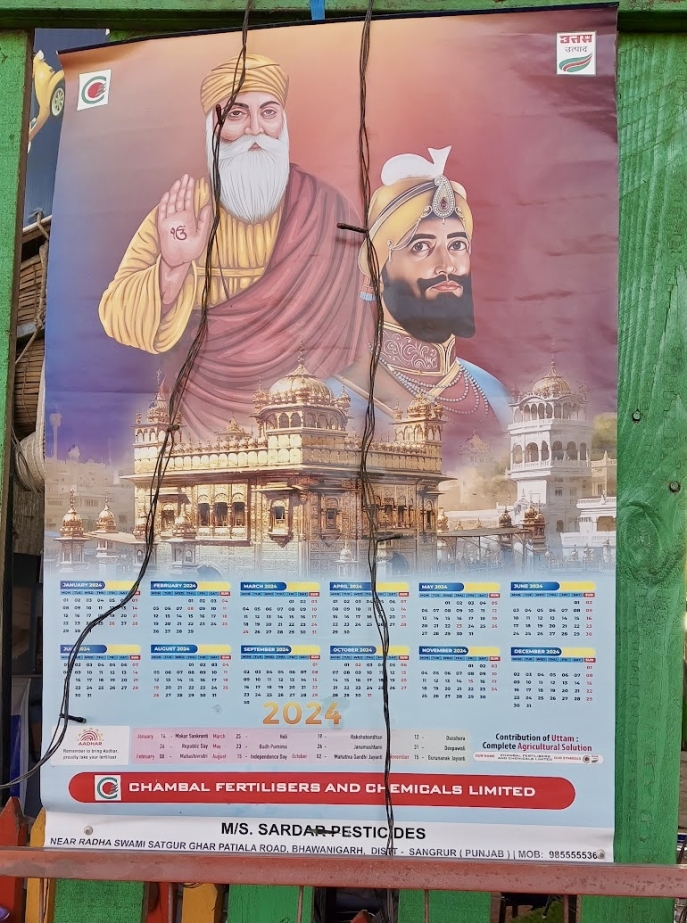 Calendrier promotionnel de Chambal Fertilisers and Chemicals Limited Calendrier promotionnel de Chambal Fertilisers and Chemicals Limited, montrant deux hommes faisant le signe de paix